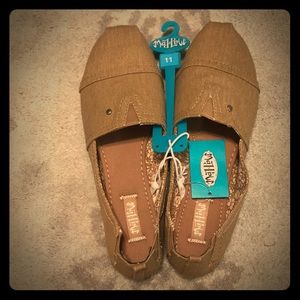 Toms styled shoes